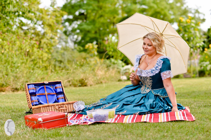 netradicne svadobne saty schloss hof rakusko austria fotograf picknick