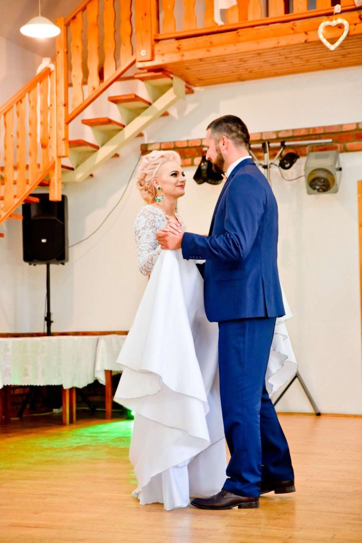 svadobny tanec fotograf nevesta zenich saty oblek modry