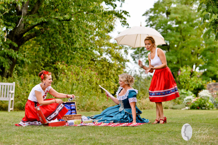 netradicne svadobne saty schloss hof rakusko austria fotograf picknick druzicky