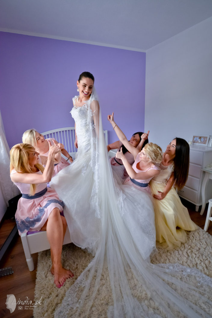 obliekanie nevesty druzicky rovnake saty ruzove svadobne saty usmev izba postel