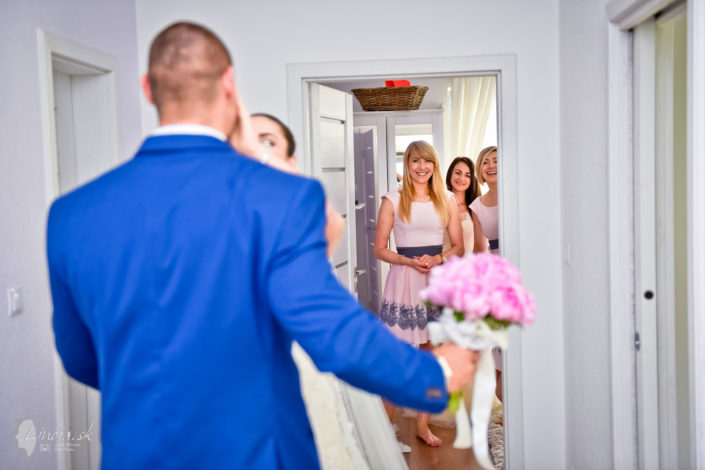prekvapenie svadba nevesta zenich druzicky usmev pohlad modry oblek